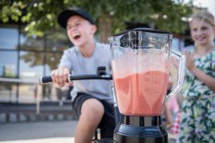 Børnene prøver at cykle på vores smoothiecykel